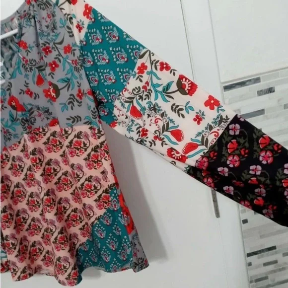 Be Happy Boutique Block print Top- size Med - Picture 5 of 7